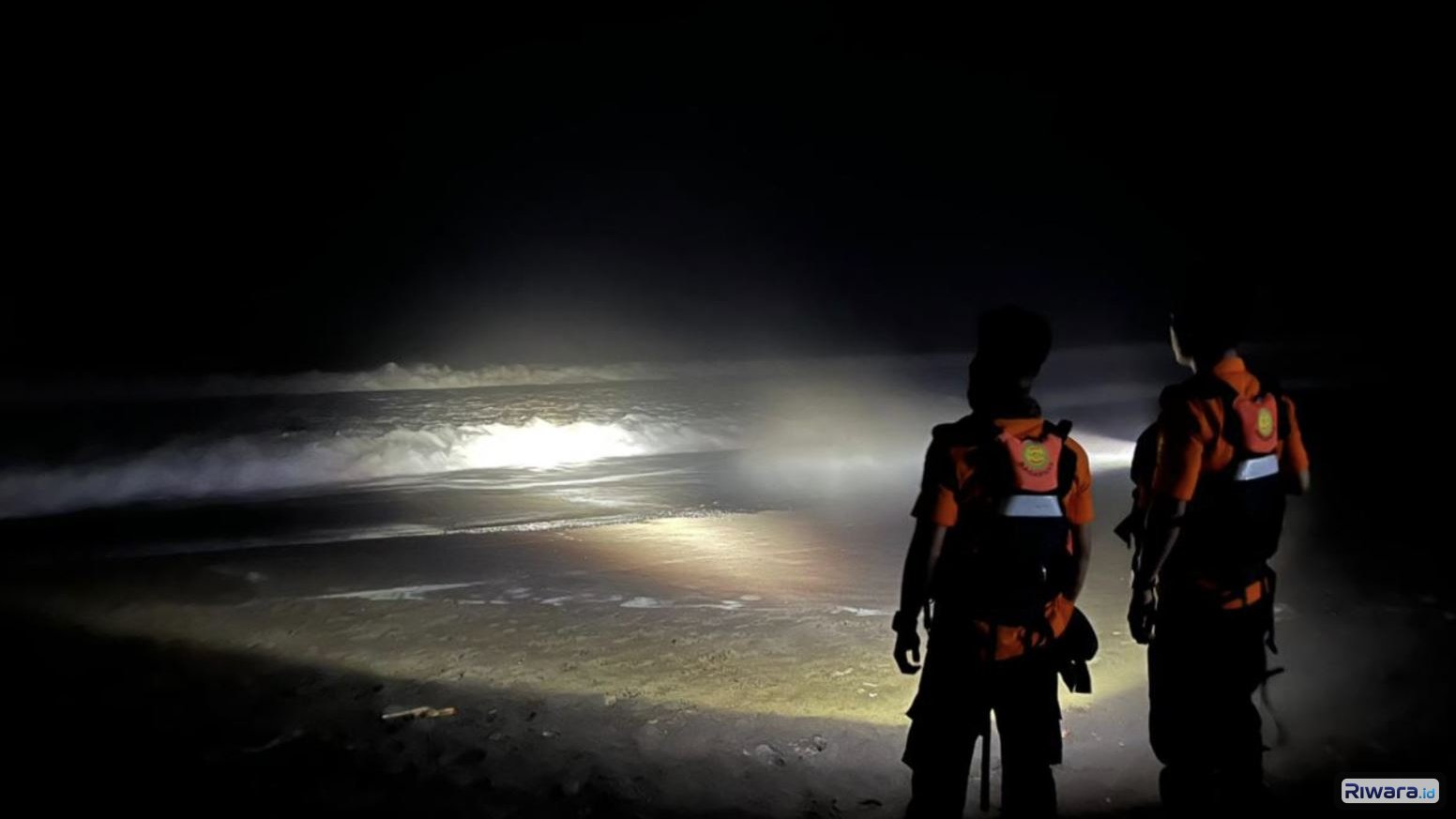 SAR gabungan meronda di Pantai Setrojenar, Kebumen untuk mencari dua bocah yang terseret ombak di pantai tersebut.